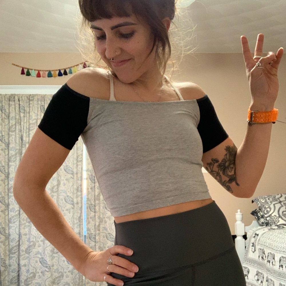 **SOLD**  forever 21 gray and black crop top size small